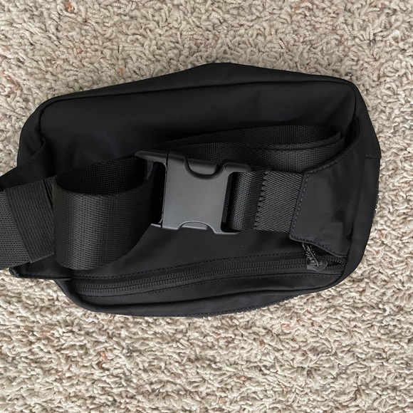 Lululemon Everywhere Belt Bag 2L Black and Gold - Picture 11 of 11
